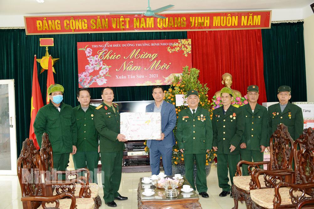 Thăm, tặng quà Trung tâm Điều dưỡng thương binh Nho Quan
