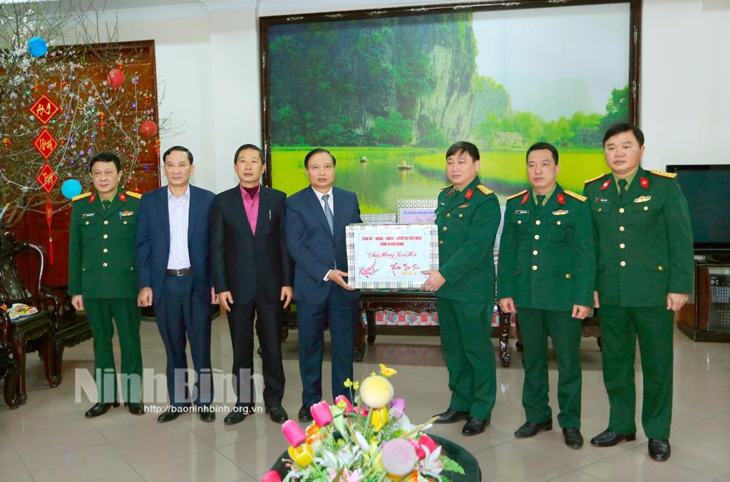 Các đồng chí lãnh đạo tỉnh thăm, tặng quà Tết Nguyên đán Tân Sửu