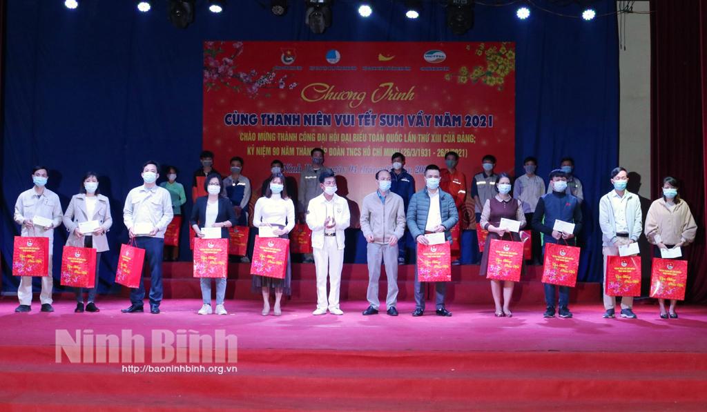 Tặng 196 suất quà Tết cho thanh niên công nhân có hoàn cảnh khó khăn