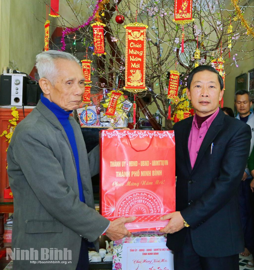 Thành phố Ninh Bình tổ chức 10 đoàn thăm, tặng quà dịp Tết Nguyên đán