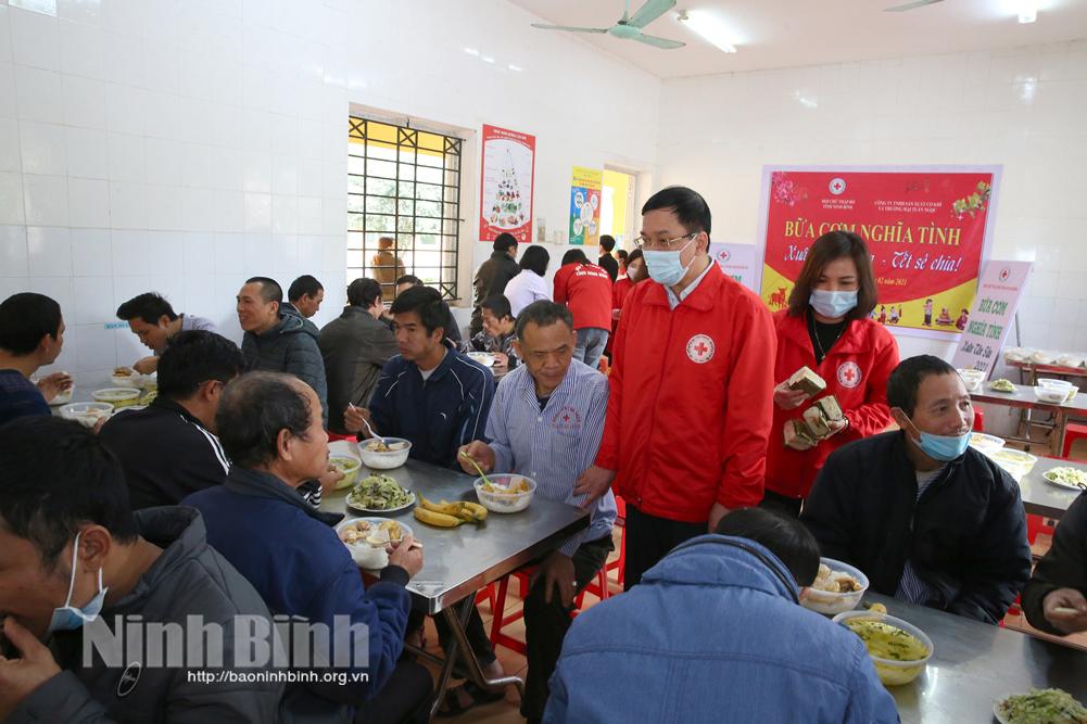 Chương trình "Bữa cơm nghĩa tình" cho bệnh nhân tâm thần