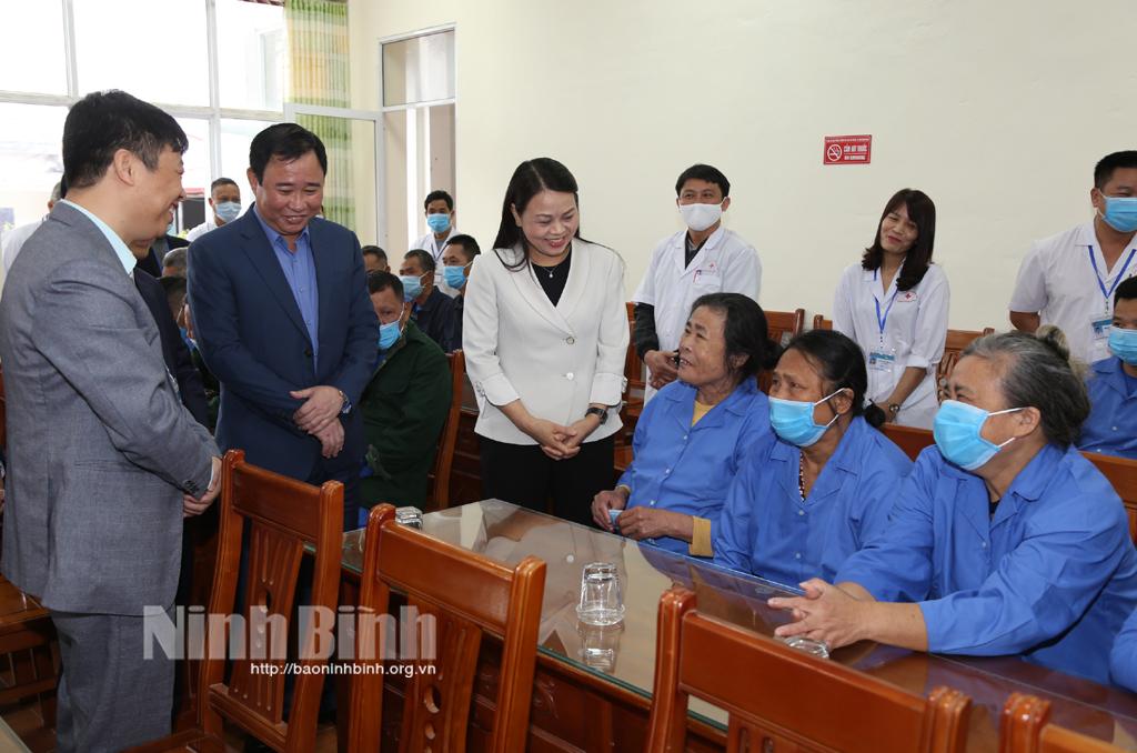 Đồng chí Bí thư Tỉnh ủy tặng quà tết tại huyện Yên Mô