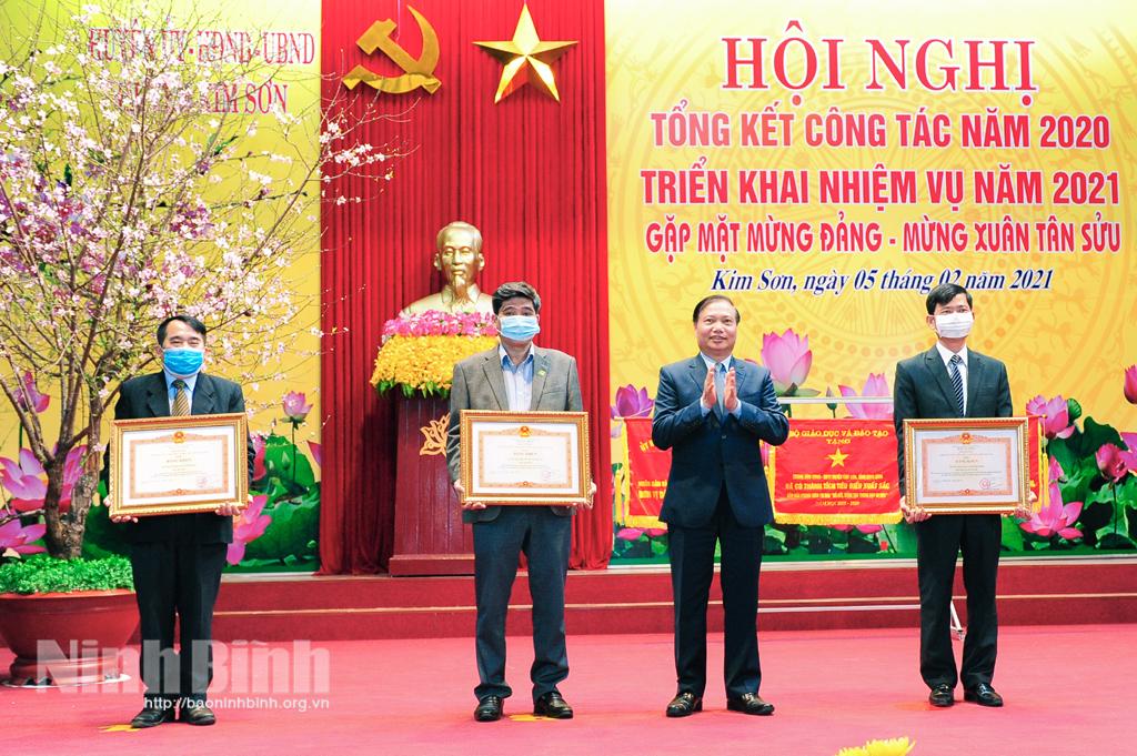 Huyện Kim Sơn triển khai nhiệm vụ năm 2021, gặp mặt mừng Đảng, mừng Xuân Tân Sửu