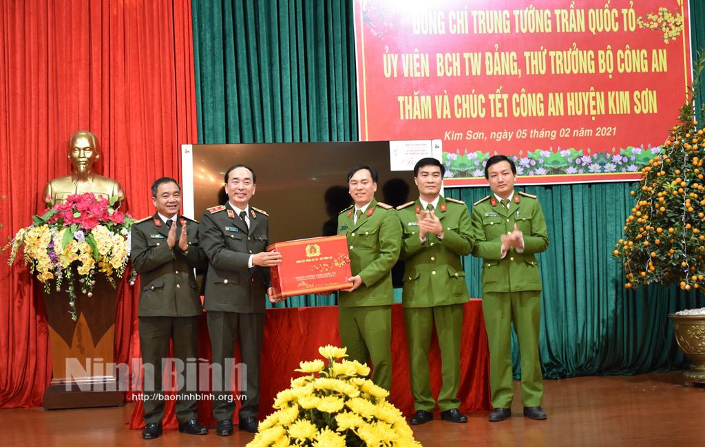 Thứ trưởng Bộ Công an thăm và làm việc tại Công an huyện Kim Sơn