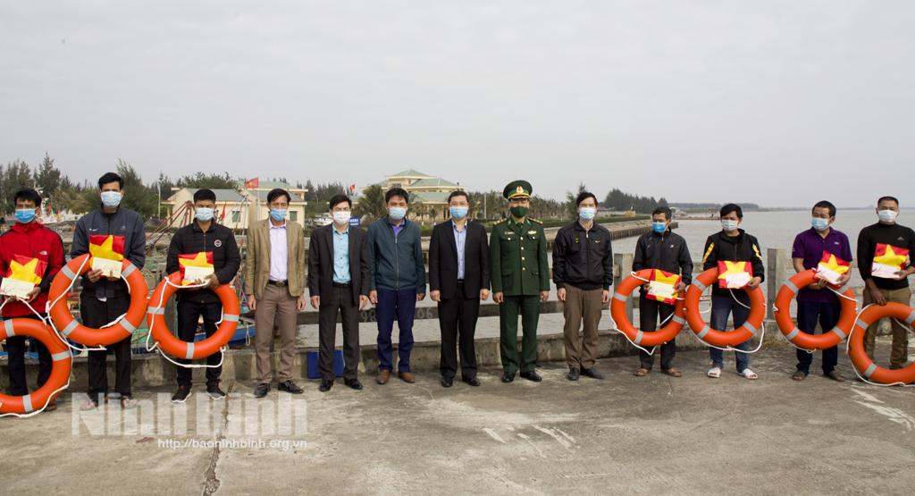 Trao tặng quà tết cho các hộ ngư dân nghèo