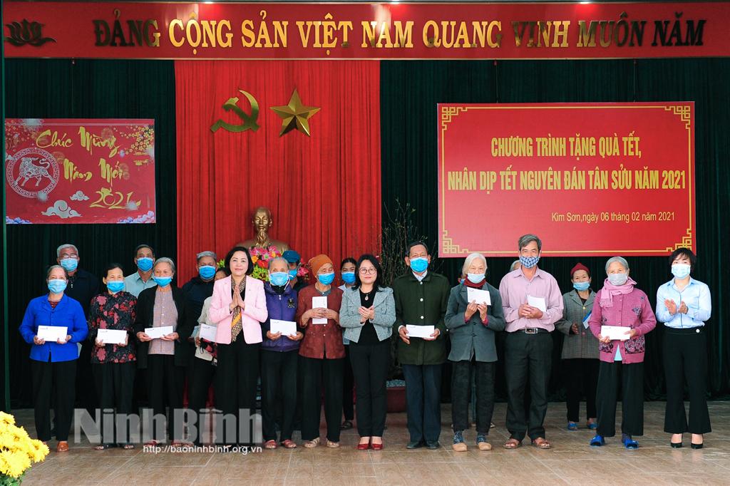 Đồng chí Phó Trưởng Ban Tổ chức Trung ương tặng quà Tết cho các đối tượng chính sách