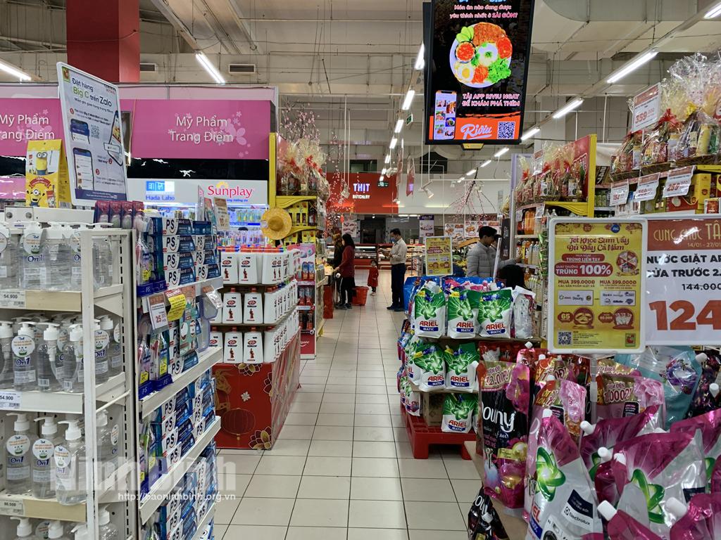 Nhiều người vẫn thờ ơ, chủ quan không đeo khẩu trang nơi công cộng