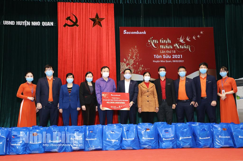 Sacombank Ninh Bình tặng quà Tết người nghèo