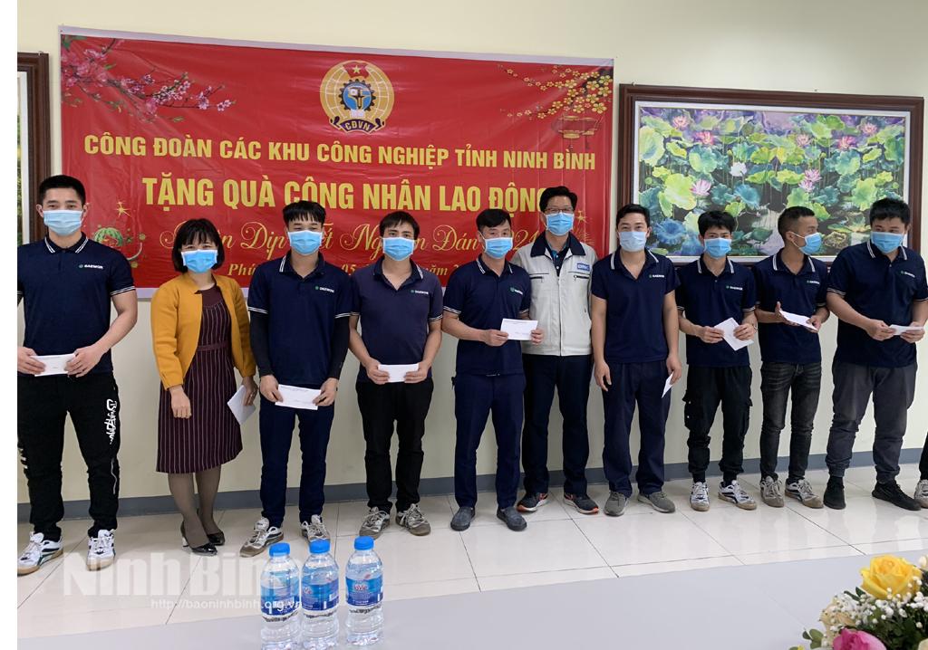 Trao 116 suất quà cho người lao động nhân dịp Tết Nguyên đán