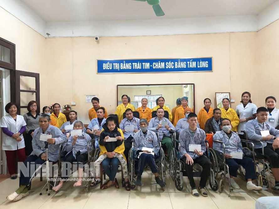 Trao quà cho bệnh nhân tại Bệnh viện phục hồi chức năng tỉnh