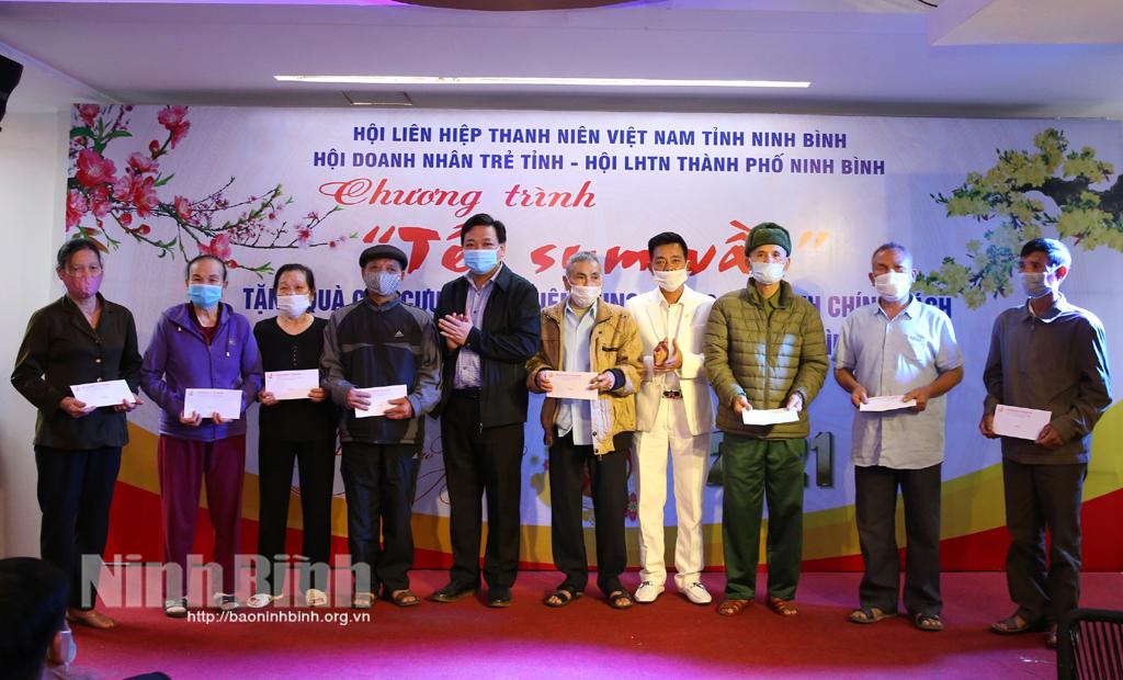 Hội Doanh nhân trẻ trao 50 suất quà tết cho các gia đình có hoàn cảnh khó khăn.