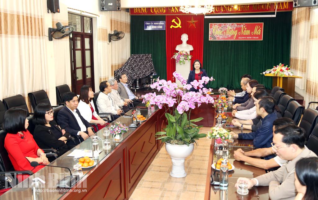 Đồng chí Trưởng Ban Tuyên giáo Tỉnh ủy thăm, chúc Tết Báo Ninh Bình