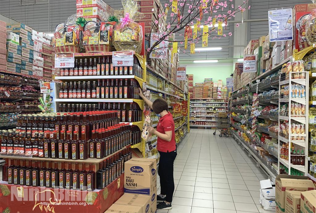 Hàng hóa Tết phong phú nhưng tiêu thụ chậm