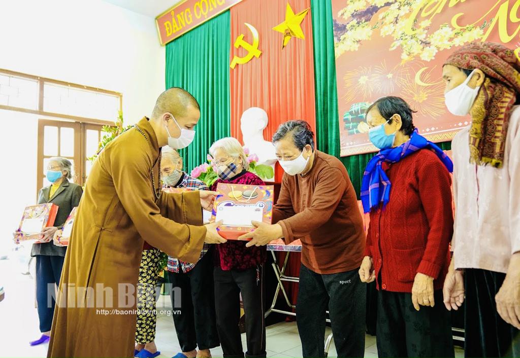 Tặng quà Trung tâm bảo trợ và công tác xã hội tỉnh