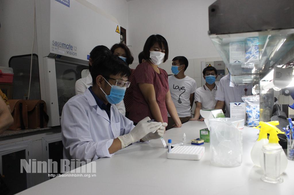 Tập huấn kỹ thuật lấy mẫu, bảo quản, vận chuyển bệnh phẩm nghi nhiễm COVID-19
