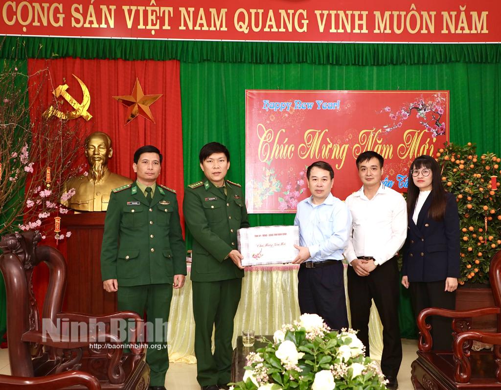 Thăm, chúc Tết cán bộ, chiến sĩ Trạm kiểm soát biên phòng Cồn Nổi