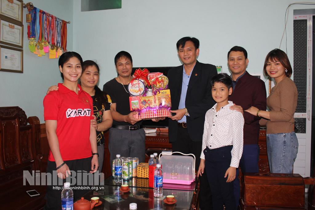 Thăm, tặng quà gia đình vận động viên tiêu biểu nhân dịp tết Nguyên đán Tân Sửu