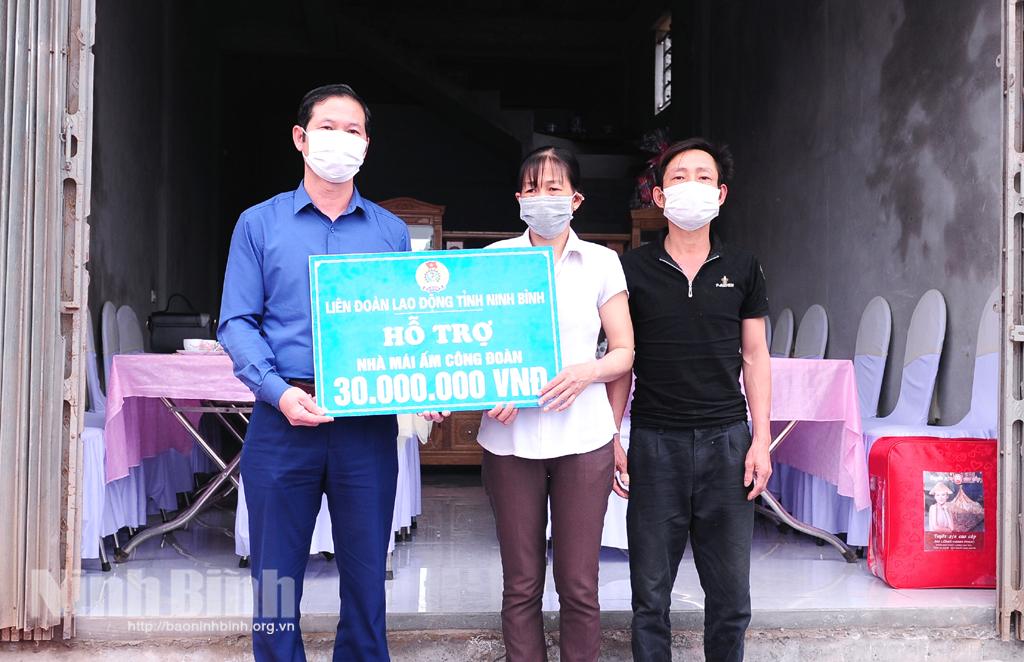 Trao tặng tiền hỗ trợ xây nhà "Mái ấm công đoàn"