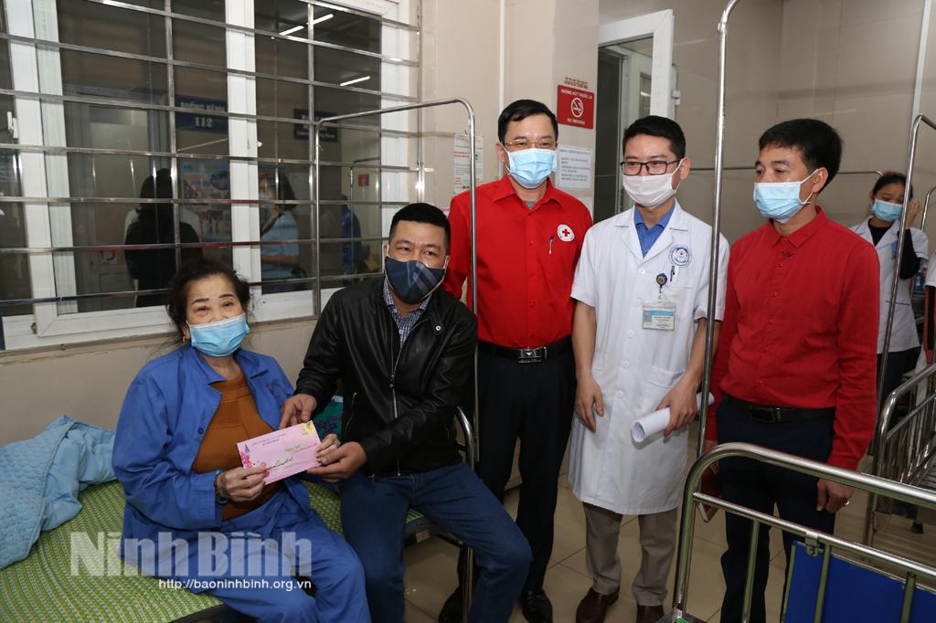 Bệnh viện đa khoa tỉnh quan tâm hỗ trợ bệnh nhân nghèo