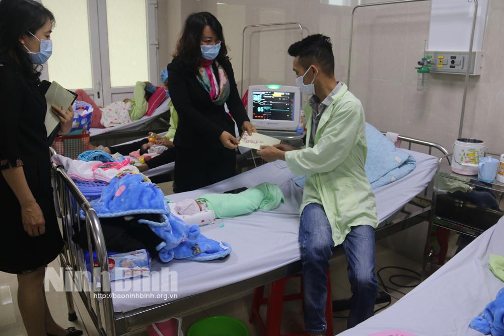 BHXH Ninh Bình tặng 30 suất quà cho bệnh nhân BHYT có hoàn cảnh khó khăn