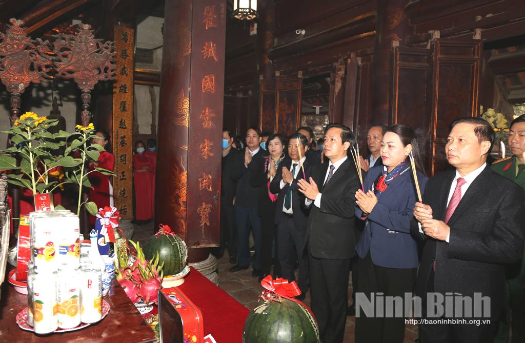 Các đồng chí lãnh đạo tỉnh dâng hương Tết Nguyên đán Tân Sửu 2021