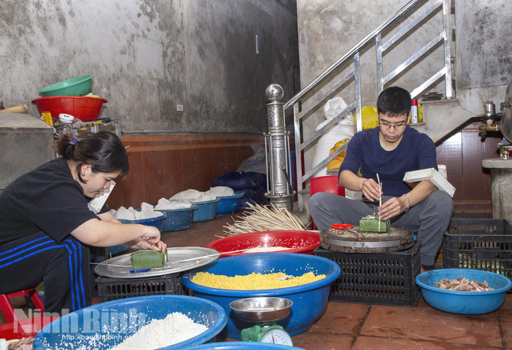 Sôi động dịch vụ gói bánh chưng ngày giáp Tết