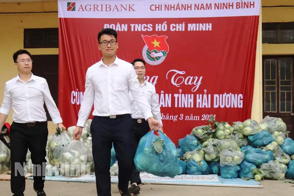 Đoàn thanh niên Ngân hàng Agribank chi nhánh Nam Ninh Bình giải cứu 6 tấn nông sản Hải Dương
