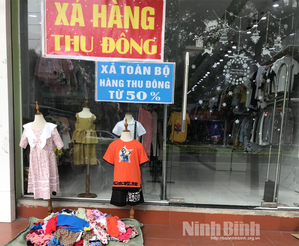 Thị trường thời trang cuối vụ giảm giá mạnh