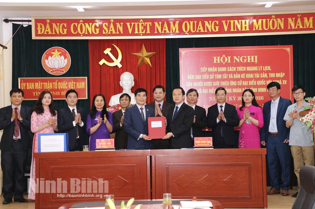 Bàn giao hồ sơ người ứng cử đại biểu Quốc hội khóa XV và đại biểu HĐND tỉnh Ninh Bình, nhiệm kỳ 2021-2026