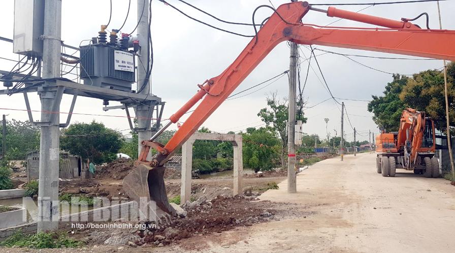 Hàng cột điện giữa đường ở xã Khánh Thủy đã được chỉ đạo giải quyết