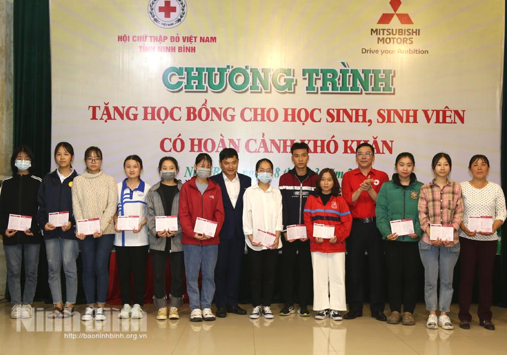 Trao học bổng tặng học sinh, sinh viên nghèo vượt khó