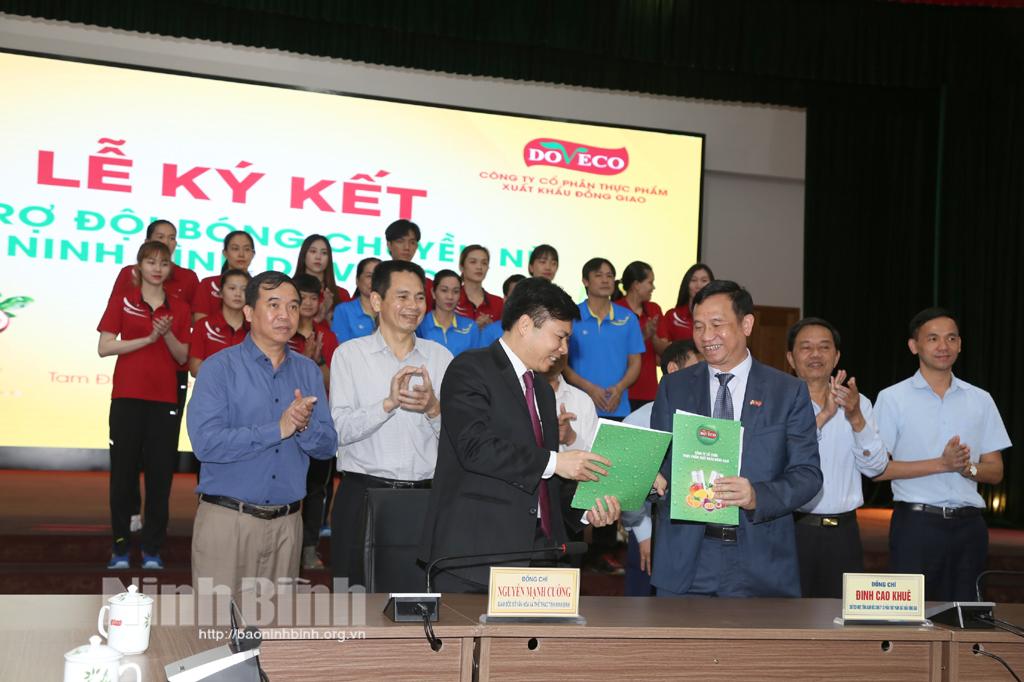 Lễ ký kết tài trợ Đội bóng chuyền nữ Ninh Bình Doveco