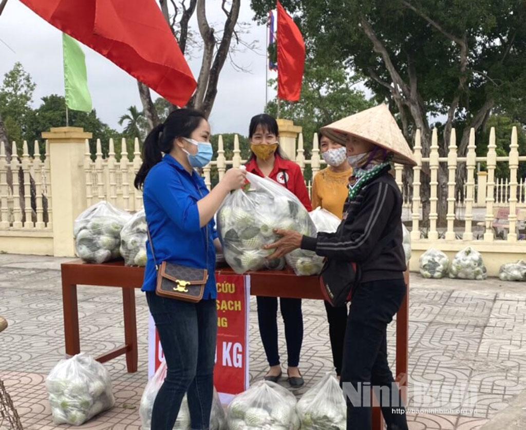 Hội Chữ thập đỏ thành phố Ninh Bình giải cứu gần 5 tấn nông sản
