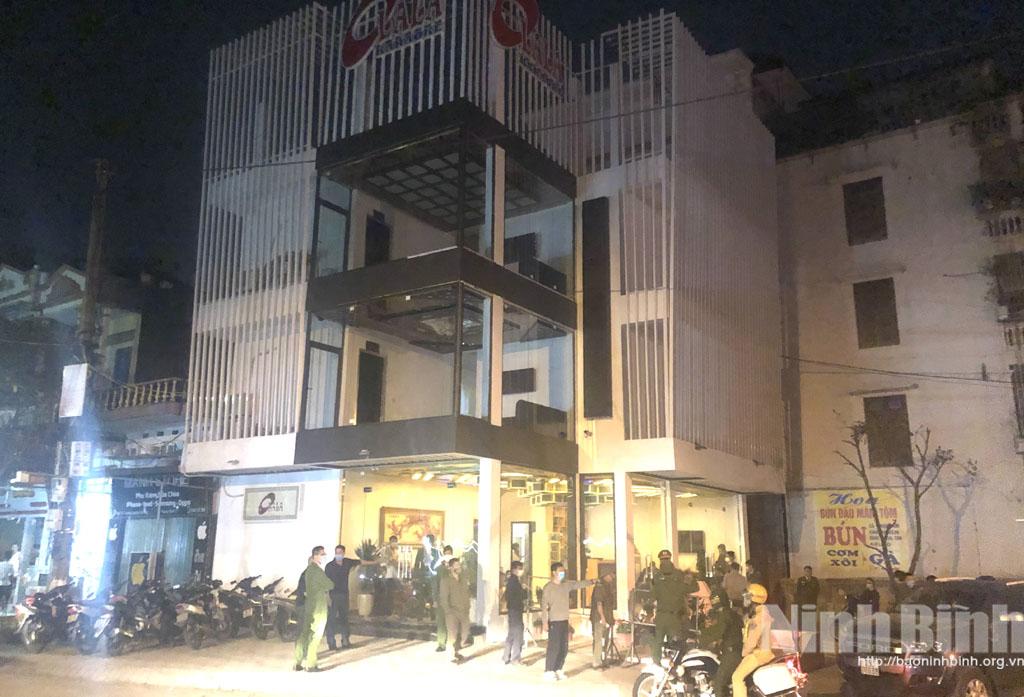 Xử phạt 25 triệu đồng cơ sở kinh doanh karaoke không chấp hành quy định hạn chế tập trung đông người