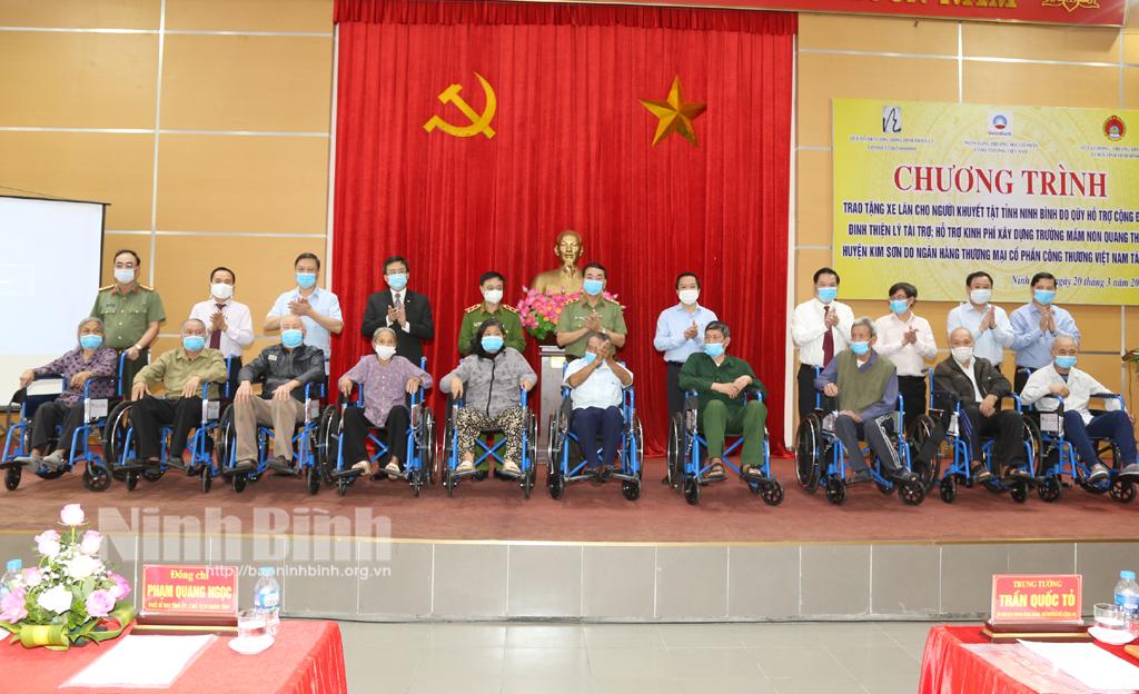 Trao tặng xe lăn cho người khuyết tật