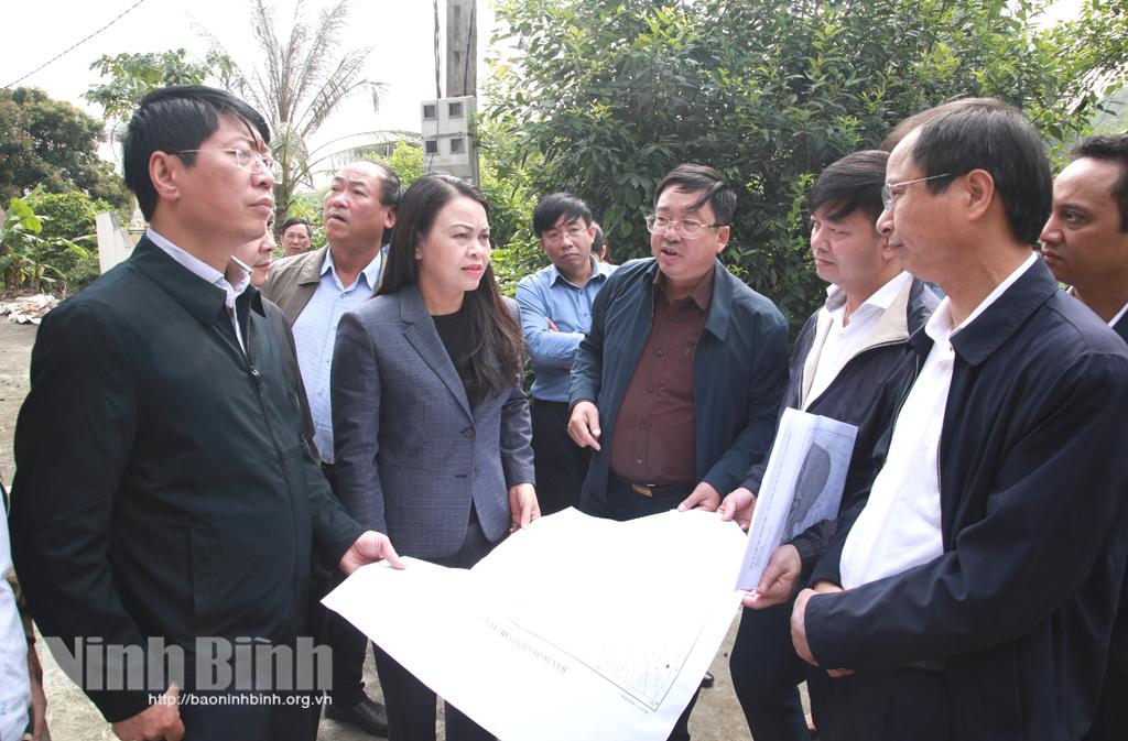 Đồng chí Bí thư Tỉnh ủy kiểm tra một số công trình trọng điểm phòng chống lụt bão tại huyện Gia Viễn và Hoa Lư