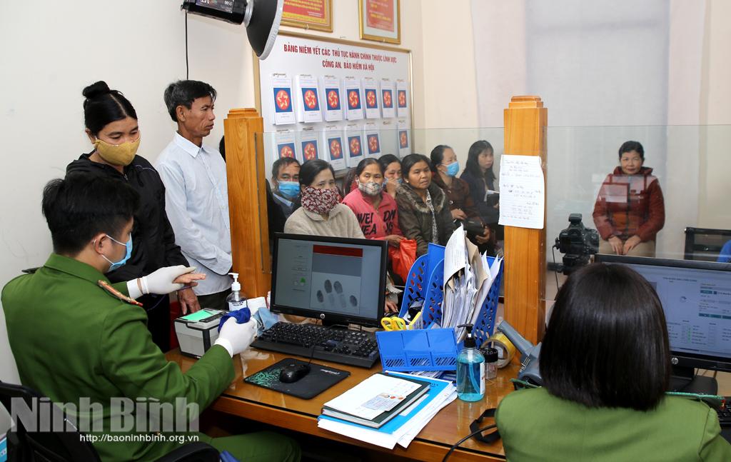 Công an Hoa Lư nỗ lực đẩy nhanh tiến độ cấp thẻ căn cước công dân gắn chíp điện tử