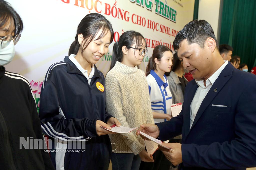 Hành trình đến giảng đường của cô học trò mồ côi