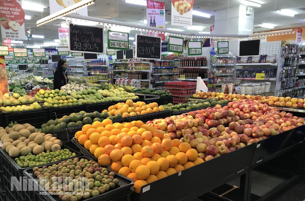 Trái cây trong nước dồi dào, giá cả ổn định