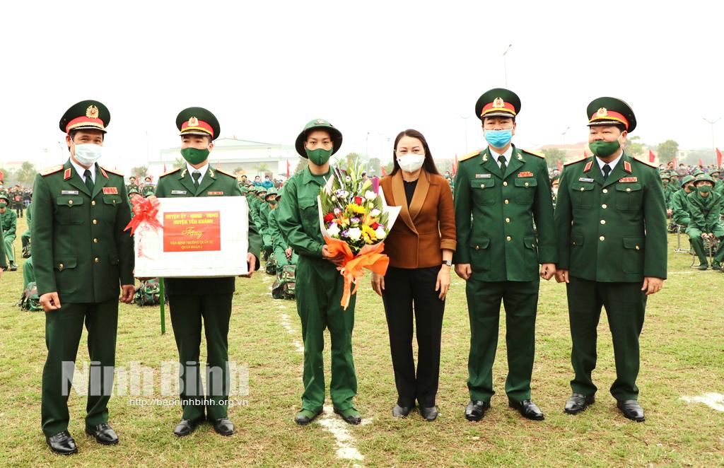 Ninh Bình tưng bừng khí thế giao, nhận quân