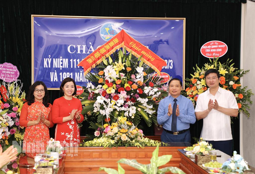Đồng chí Phó Bí thư Thường trực Tỉnh ủy chúc mừng Hội LHPN tỉnh nhân ngày Quốc tế Phụ nữ 8/3