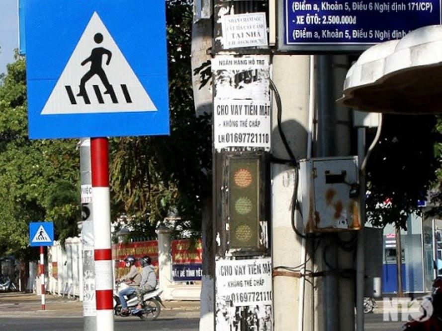 Treo quảng cáo ở cột điện có thể bị phạt đến 2 triệu đồng