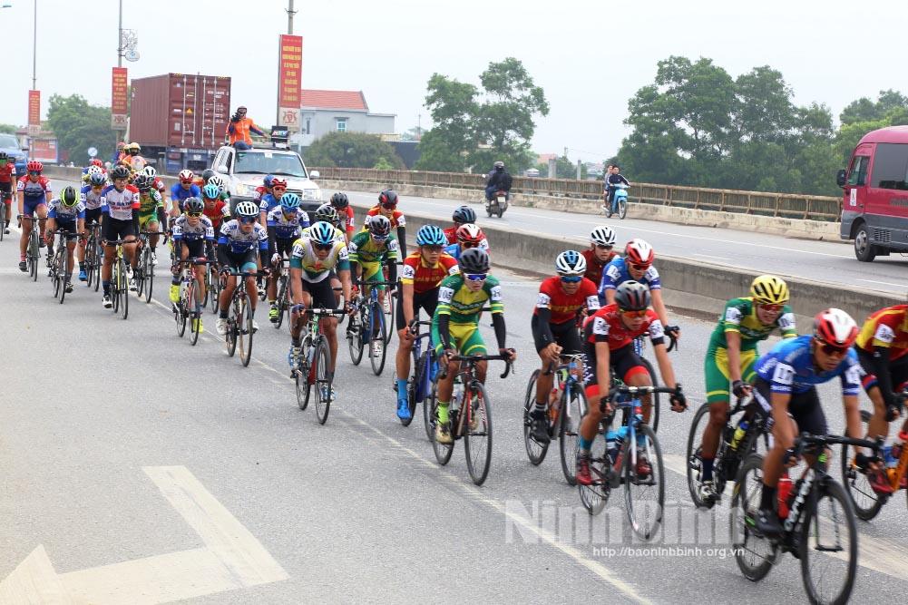 Đoàn đua xe đạp Cúp truyền hình thành phố Hồ Chí Minh đi qua địa bàn tỉnh Ninh Bình