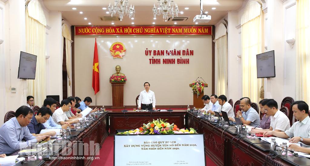 Nghe báo cáo Quy hoạch xây dựng vùng huyện Yên Mô đến năm 2030, tầm nhìn đến năm 2050
