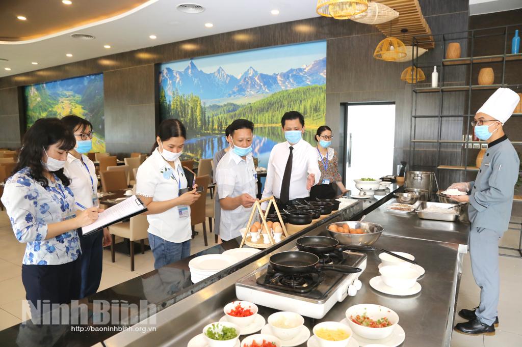 Kiểm tra an toàn thực phẩm phục vụ Lễ khai mạc Năm Du lịch quốc gia và Lễ hội Hoa Lư 2021