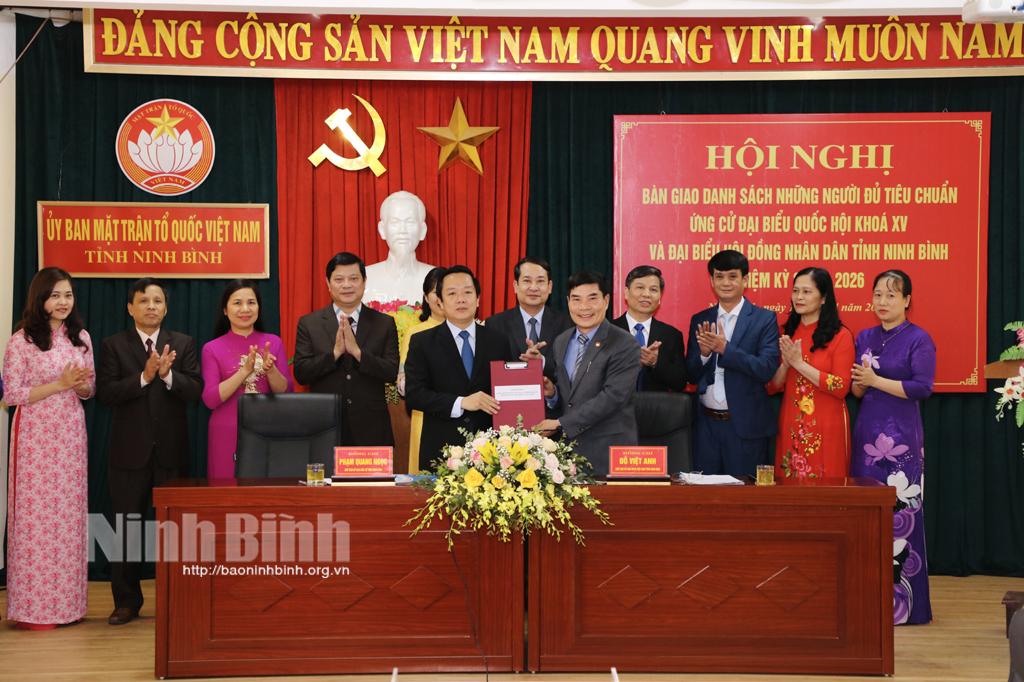 Bàn giao danh sách những người đủ tiêu chuẩn ứng cử đại biểu Quốc hội khóa XV và đại biểu HĐND tỉnh, nhiệm kỳ 2021-2026