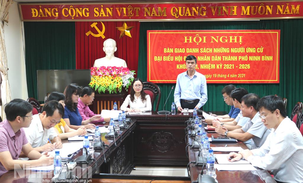 Thành phố Ninh Bình bàn giao danh sách những người ứng cử đại biểu HĐND thành phố khóa XXI