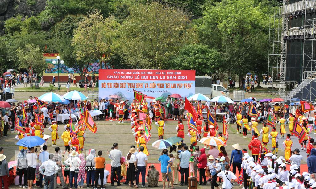 Đa dạng các hoạt động văn hóa tại lễ hội Hoa Lư