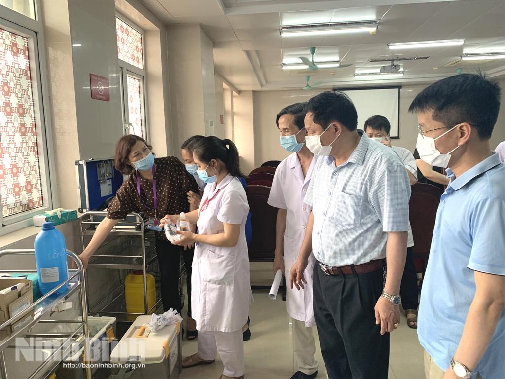 Kiểm tra, giám sát công tác chuẩn bị tiêm chủng vắc-xin phòng COVID-19