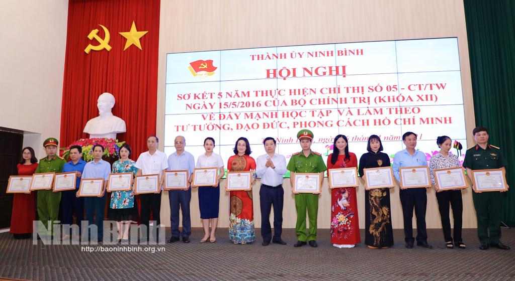 Thành ủy Ninh Bình sơ kết 5 năm thực hiện Chỉ thị 05 của Bộ Chính trị